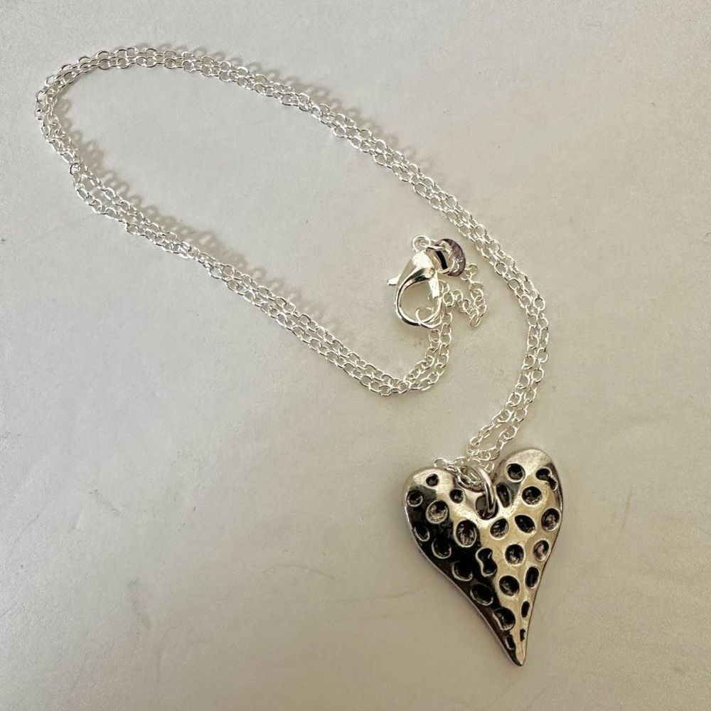 Silver tone heart pendant necklace - Picture 5 of 9